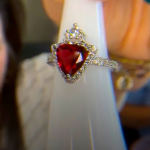 Beautiful Ruby Stone Ring - Picture 4 of 4